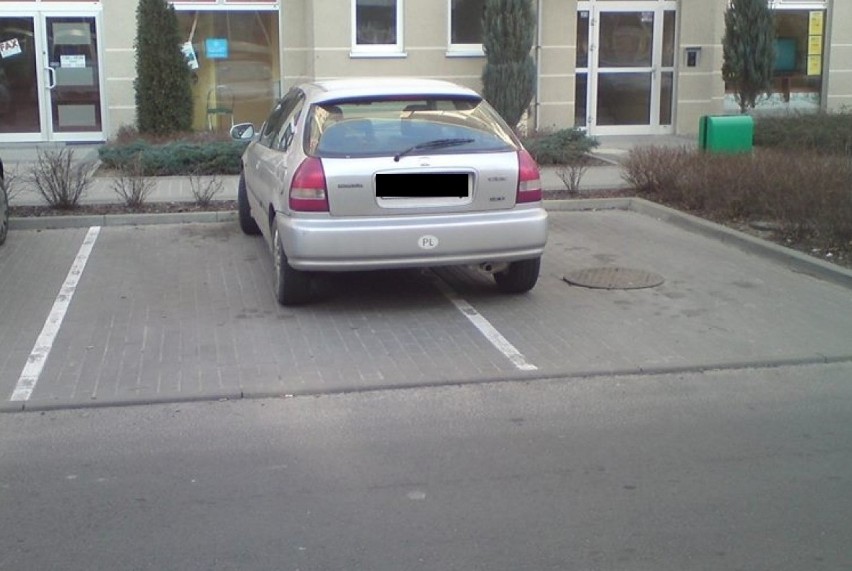 Parkowanie w Poznaniu - Kierowcy zostawiają auta, gdzie im...