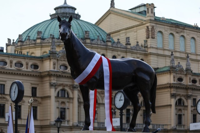 Tytuł rzeźby &bdquo;Zieme&rdquo; nawiązuje do maltańskiego słowa &bdquo;żiemel&rdquo; oznaczającego konia. Nazwa pozbawiona jest jednak ostatniej sp&oacute;łgłoski &bdquo;l&rdquo; &ndash; to znaczący gest.