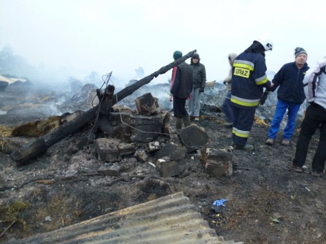 Pożar w Sulejewie Folwarku (1-2.12.2014) strawił stodołę pełną siana i słomy