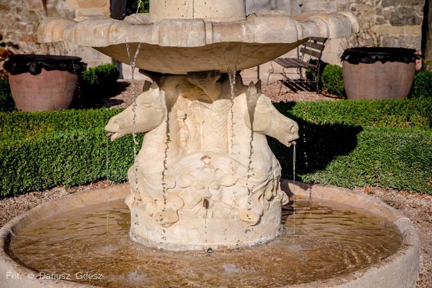 Wałbrzych: Zaprezentowano odnowione fontanny na zamku Książ [ZDJĘCIA i FILM]