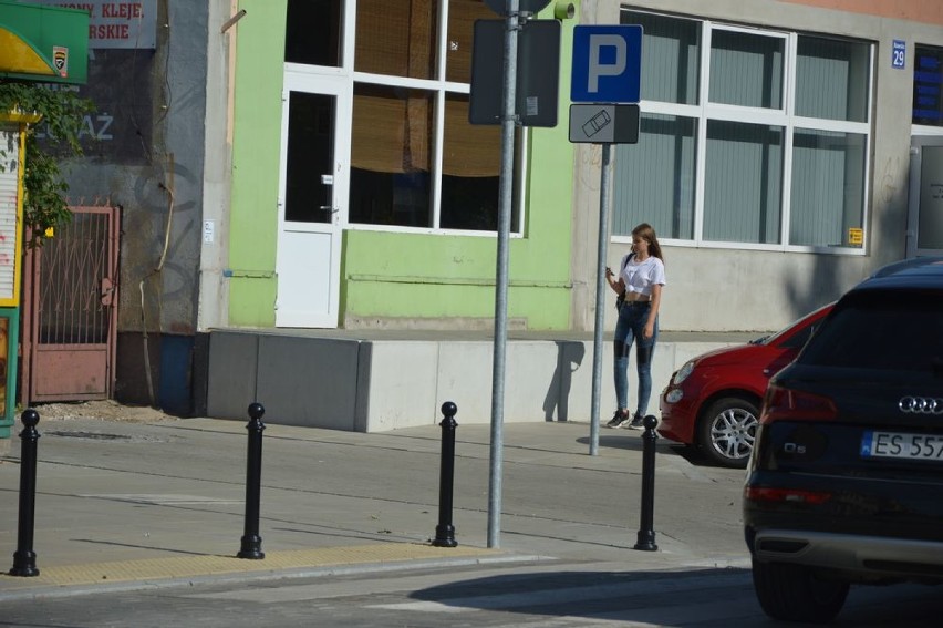 Ulica Rawska w Skierniewicach tętni życiem. Nie brakuje też miejsc parkingowych [ZDJĘCIA]