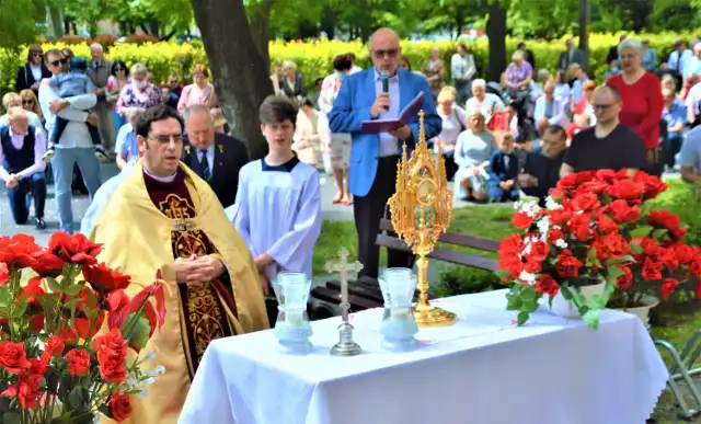 Boże Ciało 2021 w Zduńskiej Woli Karsznicach. Setki wiernych wzięły udział w procesji