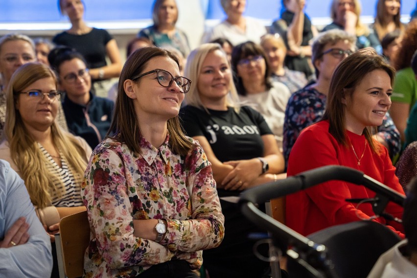 Dzień Edukacji Narodowej w Pucku. Specjalny Ośrodek Szkolno-Wychowawczy świętował w stylistce lat 20. i 30. XX wieku | ZDJĘCIA, WIDEO