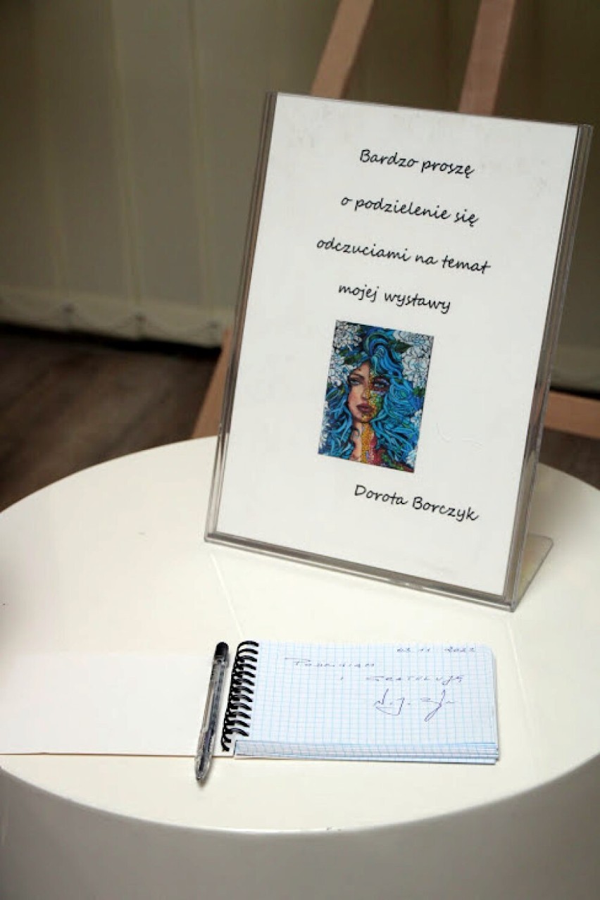  „Twarze w kolorach” - w bibliotece miejskiej w Wieluniu otwarto wystawę Doroty Borczyk