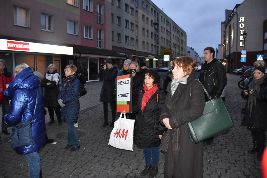 #AniJednejWięcej. Czarny marsz milczenia na Rynku Staromiejskim w Stargardzie. Po śmierci ciężarnej Izy z Pszczyny