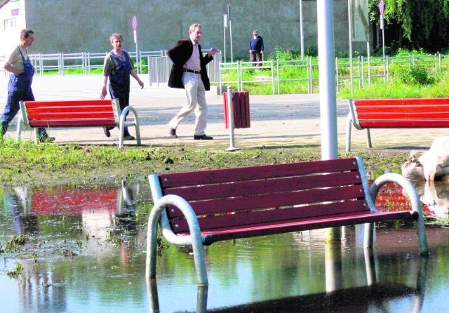 Ciągle zalewany przez wodę kompleks rekreacyjny w Łowiczu jest zmorą władz tego miasta