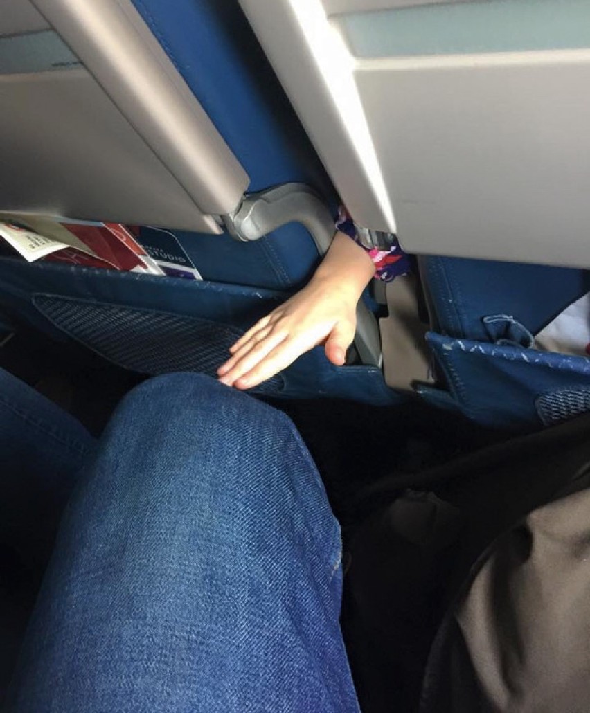 Dużo podróżujesz? Oto najgorsi pasażerowie, których możesz spotkać w samolocie! [ZDJĘCIA]