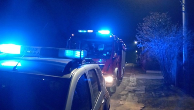 Strażnicy miejscy wezwali  strażaków, ponieważ zobaczyli czarny dym i iskry wydobywające się z komina na  ulicy Na Stole w Kielcach.