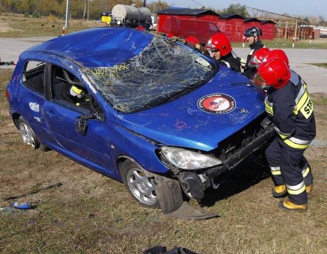Strażacy i ratownicy medyczni ćwiczyli na poligonie w Luboniu