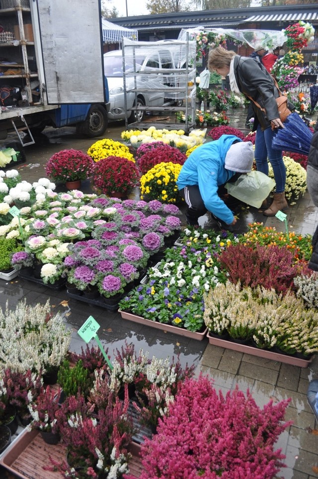 W Śremie: kwiaty, wiązanki i znicze - targowisko pełne ludzi