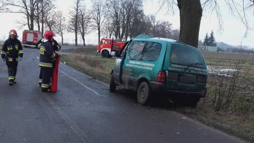 Śmiertelny wypadek w Złotowie [ZDJĘCIA]. Po uderzeniu w drzewo na miejscu zginął pasażer samochodu osobowego