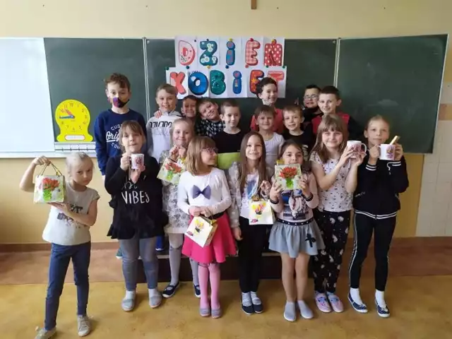Dzień Kobiet w Szkole Podstawowej numer 4 w Jędrzejowie. Były kwiaty, laurki i występy dla dziewcząt.