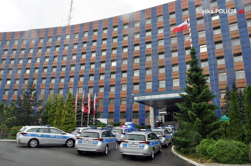 Śląska policja przesiada się na hybrydy. Komenda dostała 43 nowe radiowozy [ZDJĘCIA, WIDEO]
