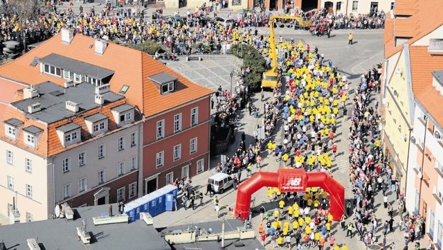 Rynek w Sobótce - to z tego miejsca w sobotę o godz. 11.00 ruszy 6. Artresan Active Półmaraton Ślężański. Na starcie ma pojawić się ponad 3 tys. biegaczy, którzy zmierzą się z przełęczą Tąpadło