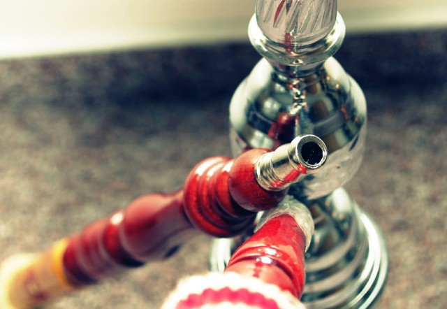 Sheesha Lounge obecnie znajduje się w dwóch lokalizacjach: Aleje Jerozolimskie 33 i ul Dereniowa 6. Szeroka oferta: tytoń El Faher, który można zapalić w wielu kombinacjach smakowych, również z dodatkiem alkoholu – wódki, wina, whiskey.

Oprócz fajki wodnej, w lokalu serwowany jest też alkohol i potrawy kuchni wschodniej.