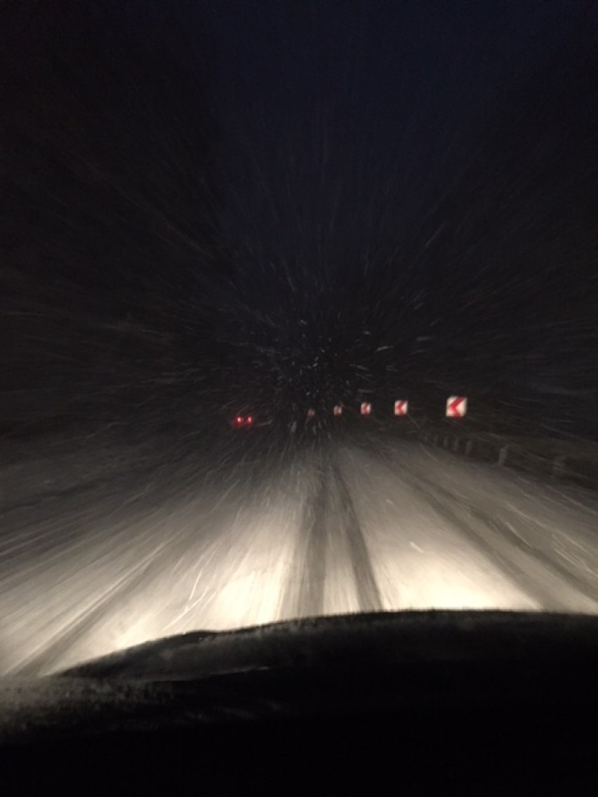 Uwaga na drogach, jest bardzo ślisko i niebezpiecznie po śnieżnej zamieci