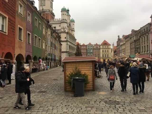 Stragany na Starym Rynku ustawione są tyłem do lokalnych sklepów. W ten sposób tworzy się dodatkowa uliczka, która jest omijana przez ludzi. Właściciele sklepów twierdzą, że są wykluczeni z jarmarku oraz, że tracą klientów