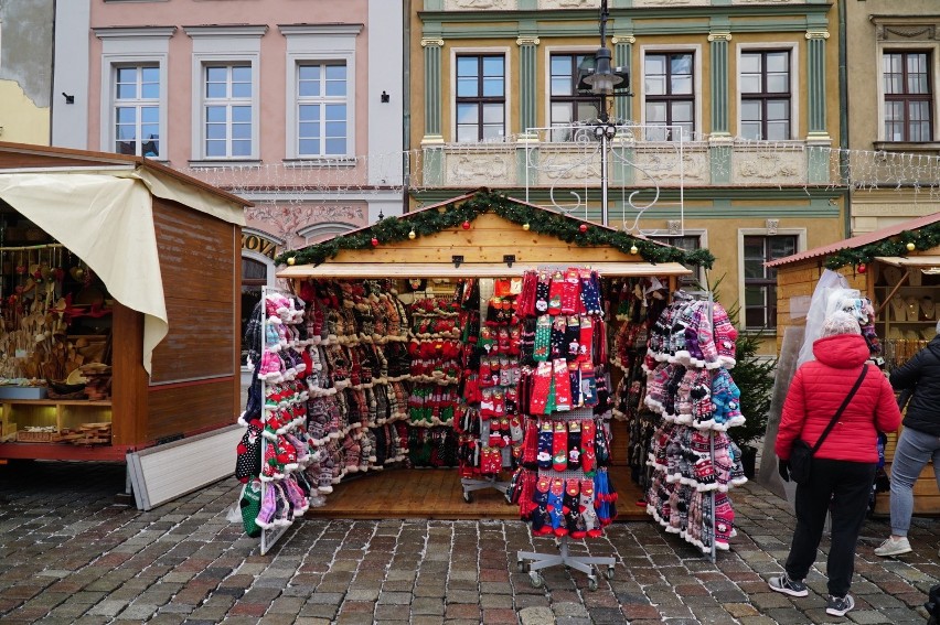 Stragany na Starym Rynku ustawione są tyłem do lokalnych...