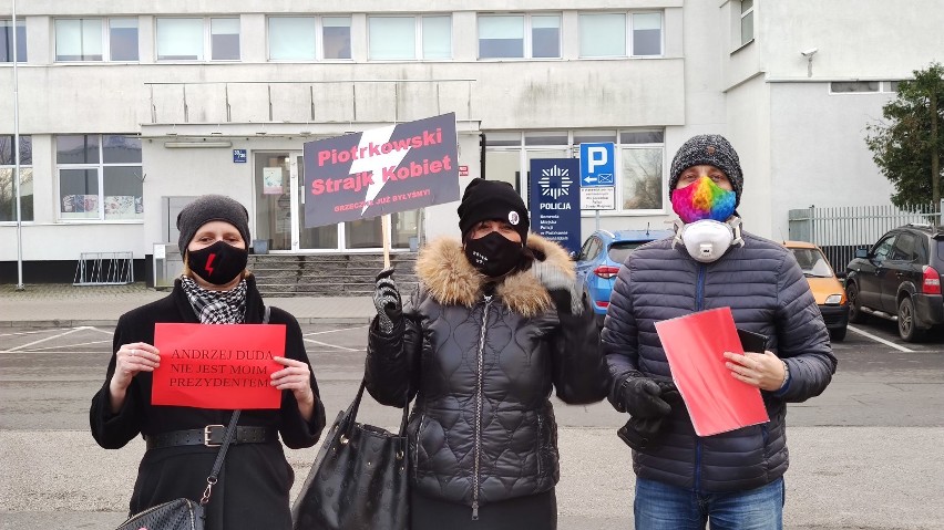 Piotrkowski Strajk Kobiet przed komendą policji w Piotrkowie