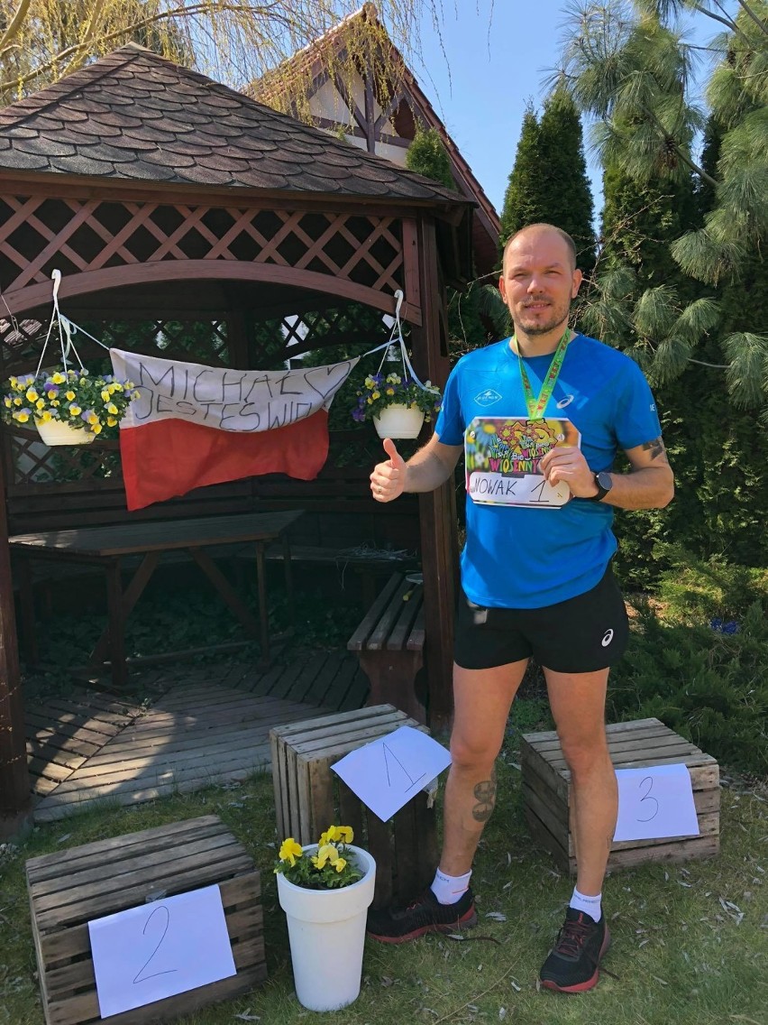 Michał Nowak tak bardzo tęskni za bieganiem, że w ogrodzie...