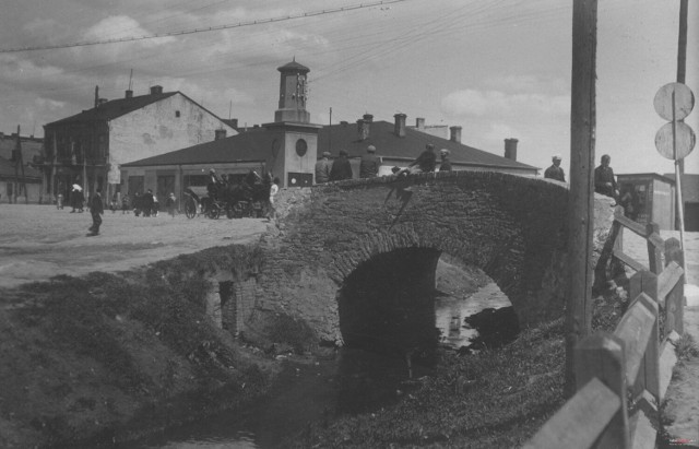 Kielecka Silnica na archiwalnych fotografiach. Niewiarygodne jak się zmieniła na przestrzeni lat. 

Na zdjęciu - rok 1925, Most Austriacki nad Silnicą

>>>ZOBACZ WIĘCEJ NA KOLEJNYCH SLAJDACH