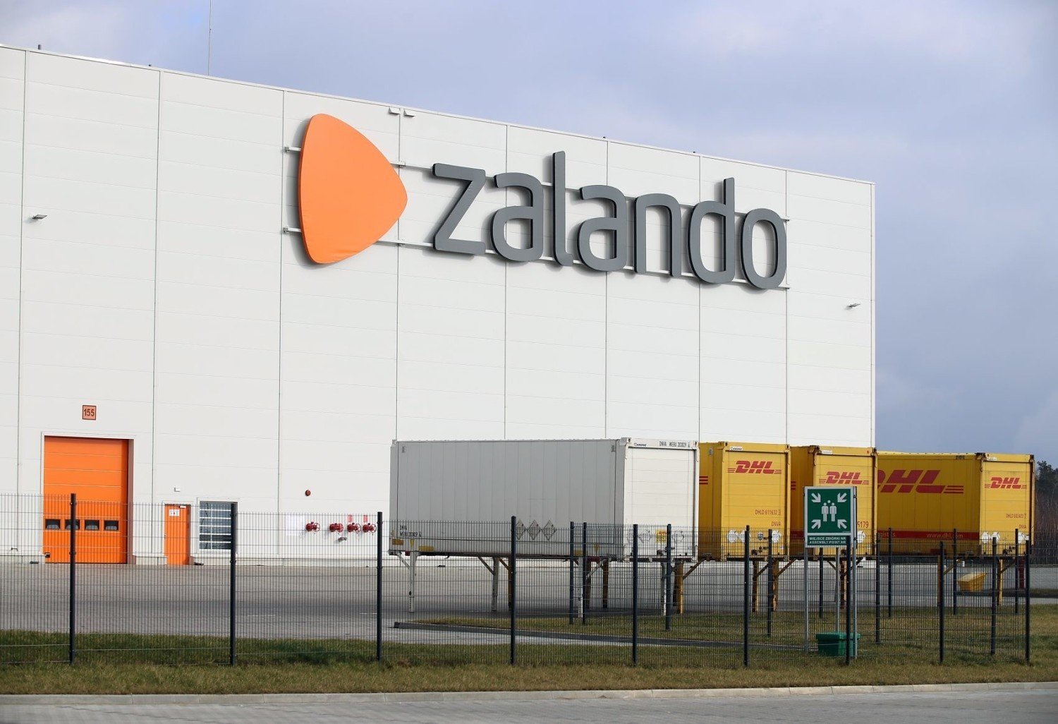 Zalando otworzyło wielkie centrum logistyczne pod Łodzią. Pracę znalazło  1,2 tys. osób | Szczecin Nasze Miasto