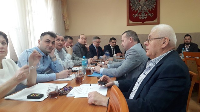 Grzegorz Michalski (z prawej), radny gminy Masłowice domaga się poprawy bezpieczeństwa na DK 42