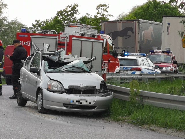 Tragiczny wypadek na drodze krajowej nr 91 w Chełmnie. Osobówka zderzyła się z samochodem ciężarowym. Dwie osoby nie żyją, stan jednej jest ciężki.