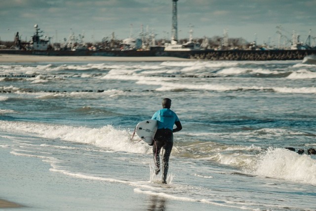 Plaża u nasady Półwyspu Helskiego Władysławowo stało się zimową stolicą surfingu.