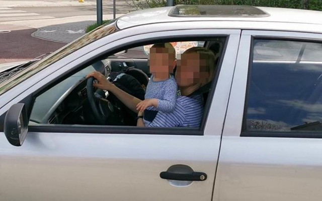 Dziecko za kierownicą - matka postawiła je sobie na przednim siedzeniu i tak jechała przez centrum Sosnwca.

Zobacz kolejne zdjęcia. Przesuwaj zdjęcia w prawo - naciśnij strzałkę lub przycisk NASTĘPNE