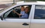 Skrajna nieodpowiedzialność w Sosnowcu! Matka prowadziła auto z dzieckiem na kolanach! Policja analizuje nagranie. Jechali główną ulicą