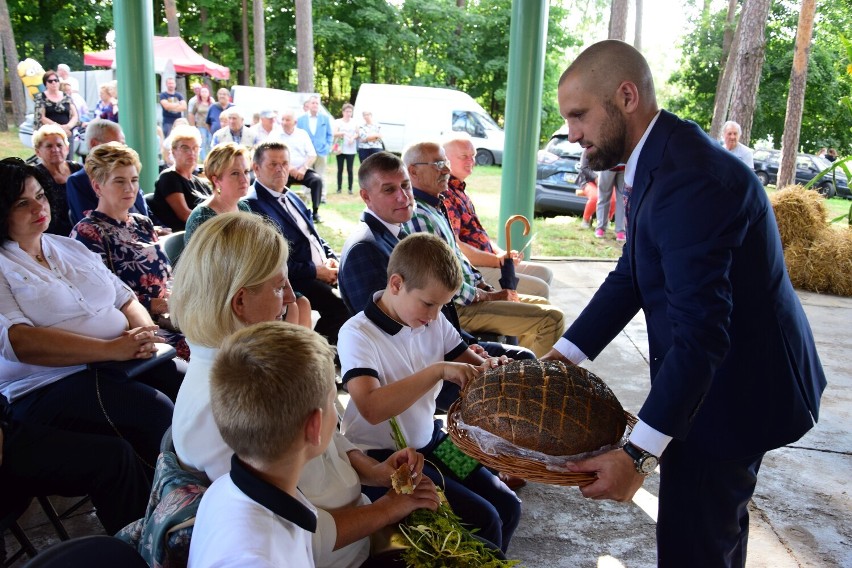 Łabiszyn. Dożynki Gminne 2021. Starostowie i burmistrz Łabiszyna podzielili się chlebem z tegorocznych zbiorów [zdjęcia]