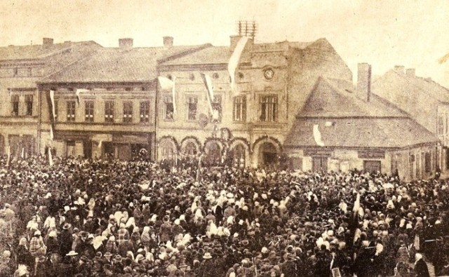 Manifestacja patriotyczna mieszkańców na Rynku w Oświęcimiu w listopadzie 1916 roku po ogłoszeniu aktu cesarzy Austrii i Niemiec. Okazało się, że radość była przedwczesna. Faktyczna niepodległość nastąpiła dwa lata