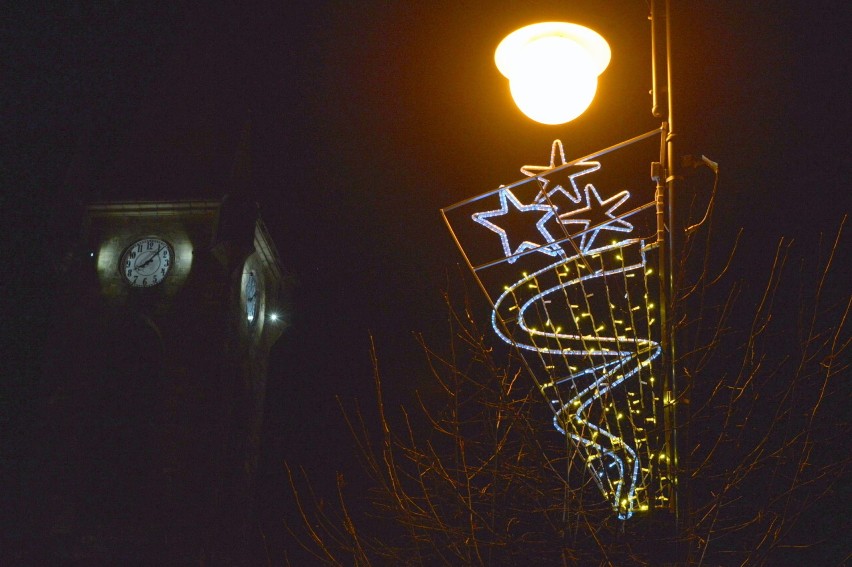 Świąteczne iluminacje w Końskich. Zachwycająca choinka (ZDJĘCIA)