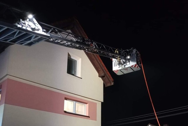 Kilka jednostek OSP i PSP interweniowało przy zgłoszeniu pożaru dachu przy ul. Pszowskiej w Wodzisławiu Śl.