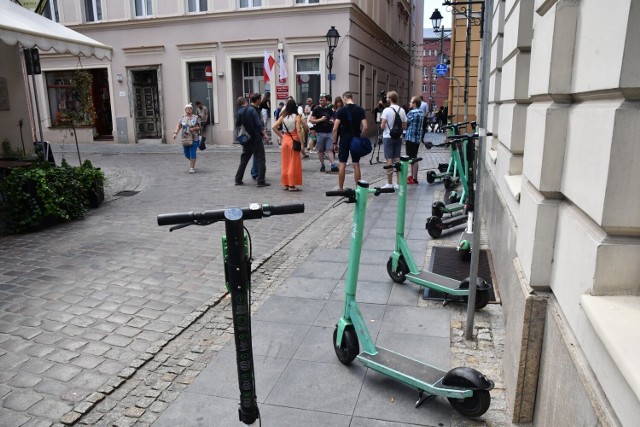 Bydgoscy drogowcy zamierzają tworzyć parkingi dla e-hulajnóg, których użytkowanie, a zwłaszcza porzucanie w różnych częściach Bydgoszczy zaczyna być uciążliwe. Wystąpili do operatorów jednośladów z pytaniem, gdzie hulajnóg jest najwięcej. Na zdjęciu: niedawny protest Bydgoskiego Ruchu Miejskiego przez UM Bydgoszczy.