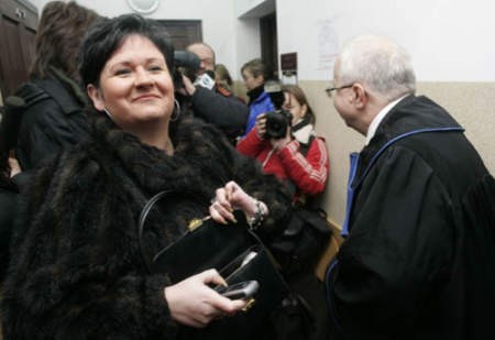 Bożena Łopacka po zakończeniu rozprawy cieszy się z korzystnego dla niej wyroku. / fot. Krzysztof Mystkowski/Fotorzepa