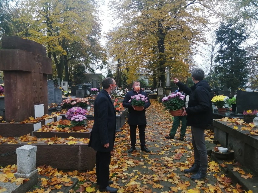 Kwiaty zostały rozłożone na nagrobkach przez Jerzego Żyłę...