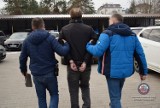Pościg na Mazowszu. Policja schwytała trzech Gruzinów, którzy ukradli listonoszowi blisko 20 tys. złotych. Grozi im do 10 lat więzienia