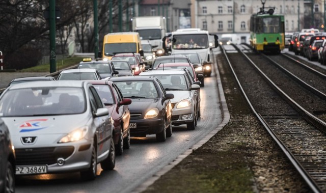 Według danych Eurostatu, w całej Europie średnio na tysiąc mieszkańców przypada 449 samochodów. Dla polskich miast ten wskaźnik wynosi średnio 530. Poznań jednak znacznie przekracza tę średnią – wynosi ona 625.