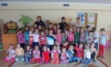 KPP Kwidzyn: W ramach programu ''Bezpieczne wakacje'' policjanci odwiedzili przedszkola i szkoły