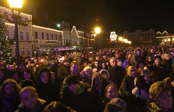 Głośny i wesoły sylwester przed ratuszem