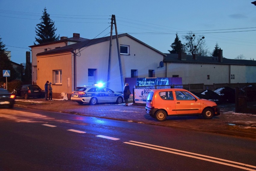 Kolizja na ul. Wojska Polskiego w Wieluniu. Zderzyły się dwie osobówki. Uszkodzony został też budynek FOTO