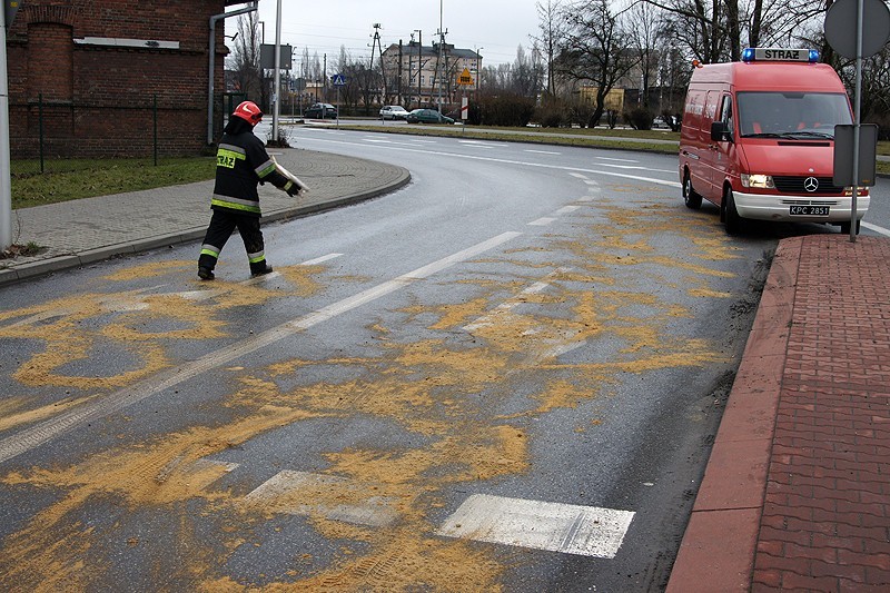Wielka plama oleju na ulicach Kalisza. FOTO
