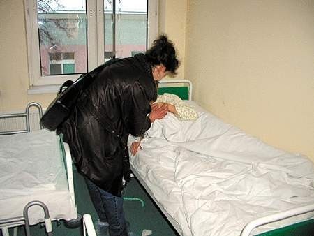Od piątku rodzice nie odstępują od łóżek swoich dzieci umieszczonych w szpitalach. Zdjęcie: Olgierd Górny