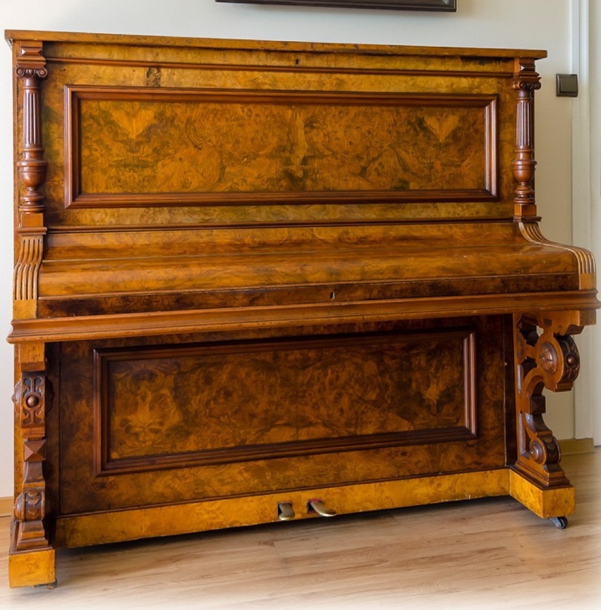 Pianino legnickiej firmy Sponnagel, podarowane przez...