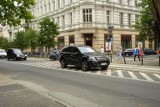 Poznań - Mistrzowskie parkowanie na... skrzyżowaniu