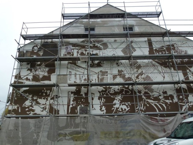 Powstaje kolejny mural w centrum Zduńskiej Woli : na kamienicy przy Sieradzkiej