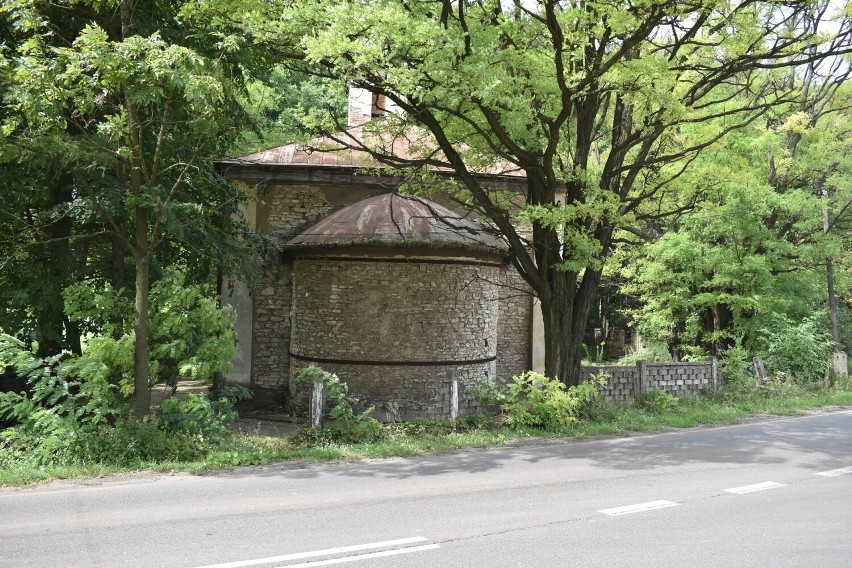 Opuszczony kościółek pw. Świętej Barbary w Bukownie