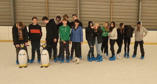 Klasa I TO/TUF Zespołu Szkół Rolniczych w Cudzynowicach uczestniczyła w zajęciach na lodowisku w Kazimierzy Wielkiej.